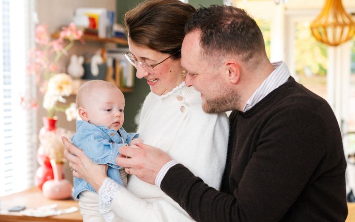 Lenoard en Corina Molhoek met baby Mats.