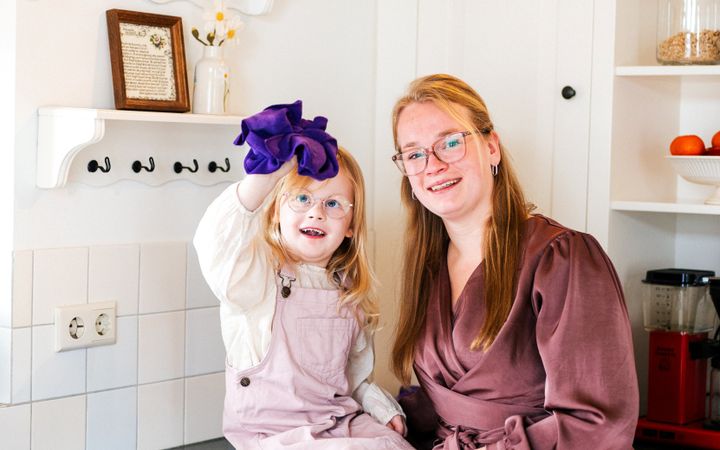 Melissa de Waal poseert met haar dochtertje bij de keuken in haar huis.