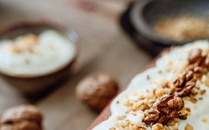 Donkere cake met frosting.