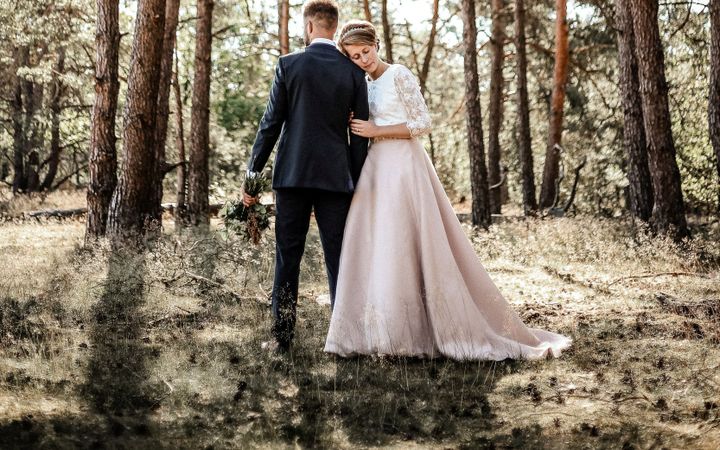 Bruidspaar in het bos