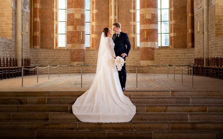 Bruidspaar in een kerk