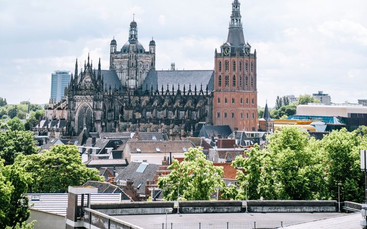 Een kathedraal, gezien vanaf een hoog punt in een binnenstad.