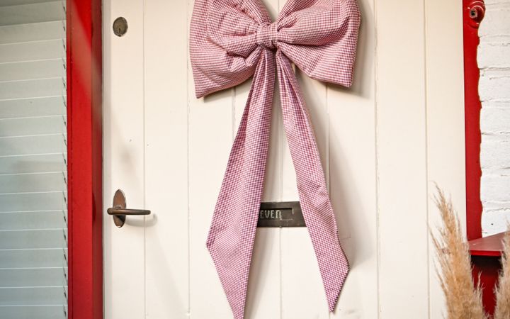 Grote strik van ruitjesstof op een voordeur