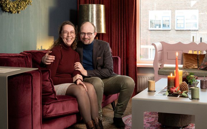 man en vrouw op een rode bank