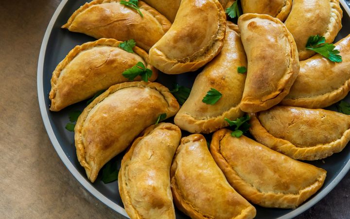 Een schaal met empanada’s