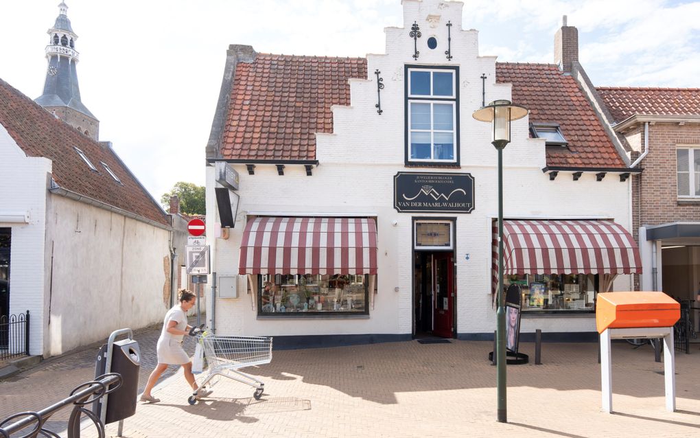 Juwelier in Sint-Maartensdijk verkoopt sieraden en aardbeien