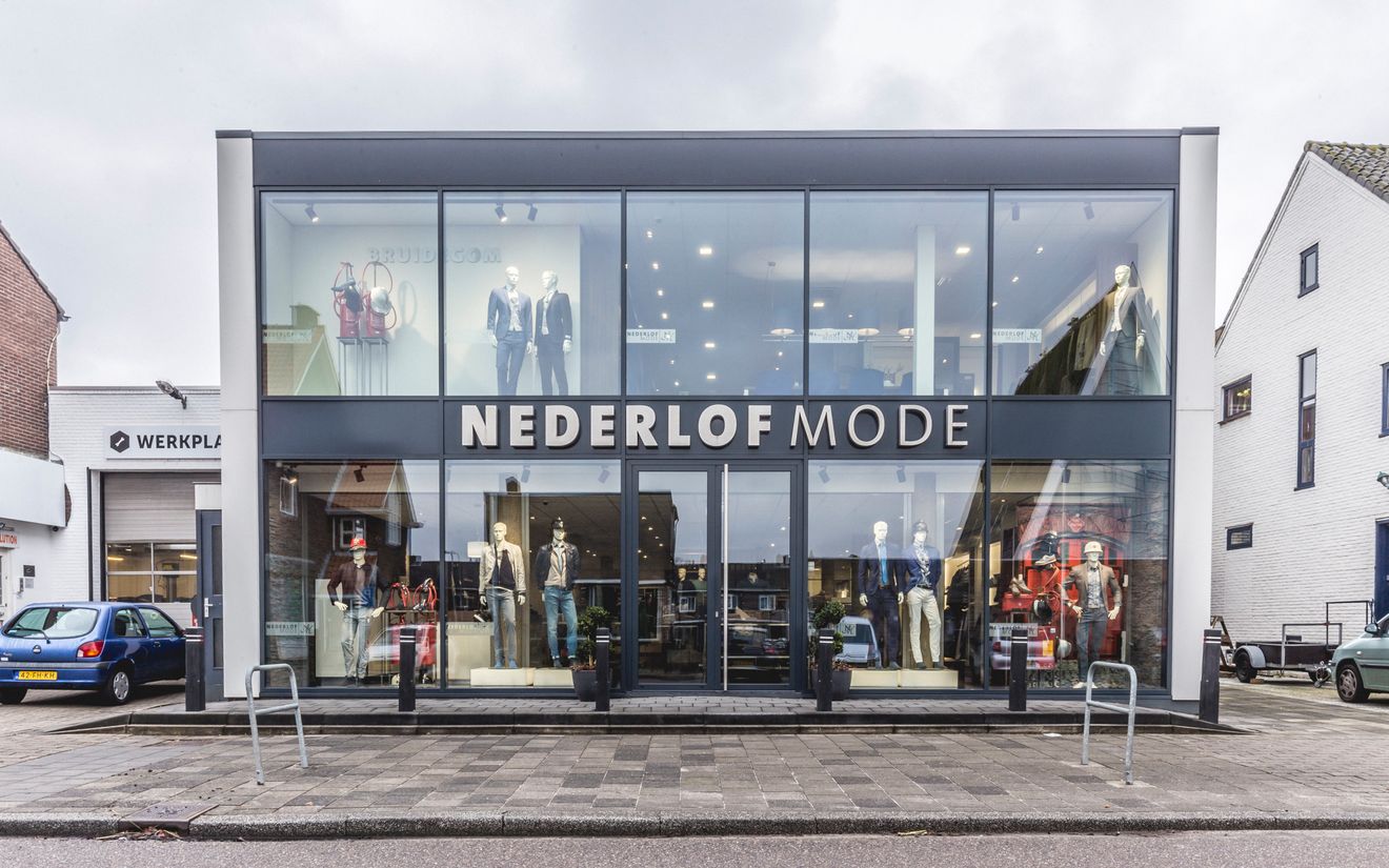 Etalage van een modezaak voor herenmode