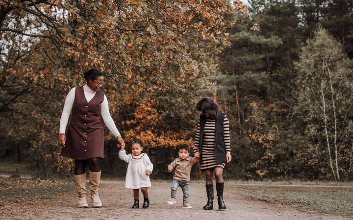 Twee vrouwen met hun kindjes.