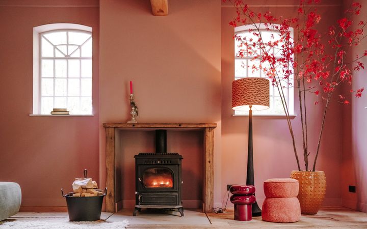 De grote huiskamer heeft een kachel die via een ingenieus systeem het hele huis van warmte voorziet. De muren zijn lichtpaars. Liesbeth: „Een van mijn lievelingskleuren.”