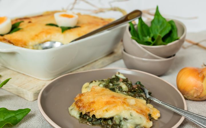 Bord en ovenschotel met spinazie.