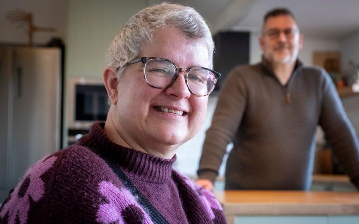Colinda Verhoeven in de keuken van haar woning. Haar man Robert staat op de achtergrond.