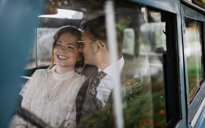 Bruidspaar in een auto.