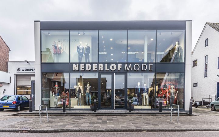 Etalage van een modezaak voor herenmode
