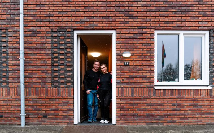 Man en vrouw in de deuropening van een woning.