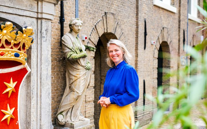 Femke Haijtema, directeur Museum Gouda, staat voor de ingang van het monumentale pand waarin het museum is gevestigd.