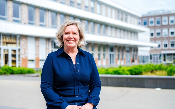 Jolanda van Eyk, adjunct-directeur aan Driestar Educatief, voor het schoolgebouw waarin ze werkt.
