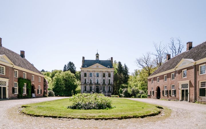 Landhuis met ervoor twee oude koetshuizen.