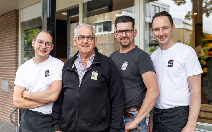 Van links naar rechts: Jan, Henk senior, Henk junior en Carlo. De jongste drie zijn de eigenaars van bakkerij Ten Hove, Henk senior is de voormalige eigenaar.