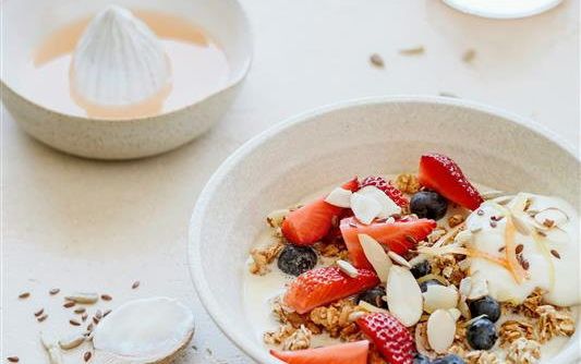 schaal yoghurt met fruit en muesli