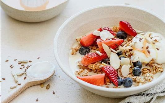 schaal yoghurt met fruit en muesli